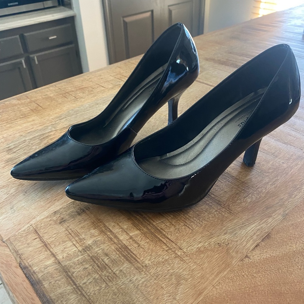 Black patent leather pumps